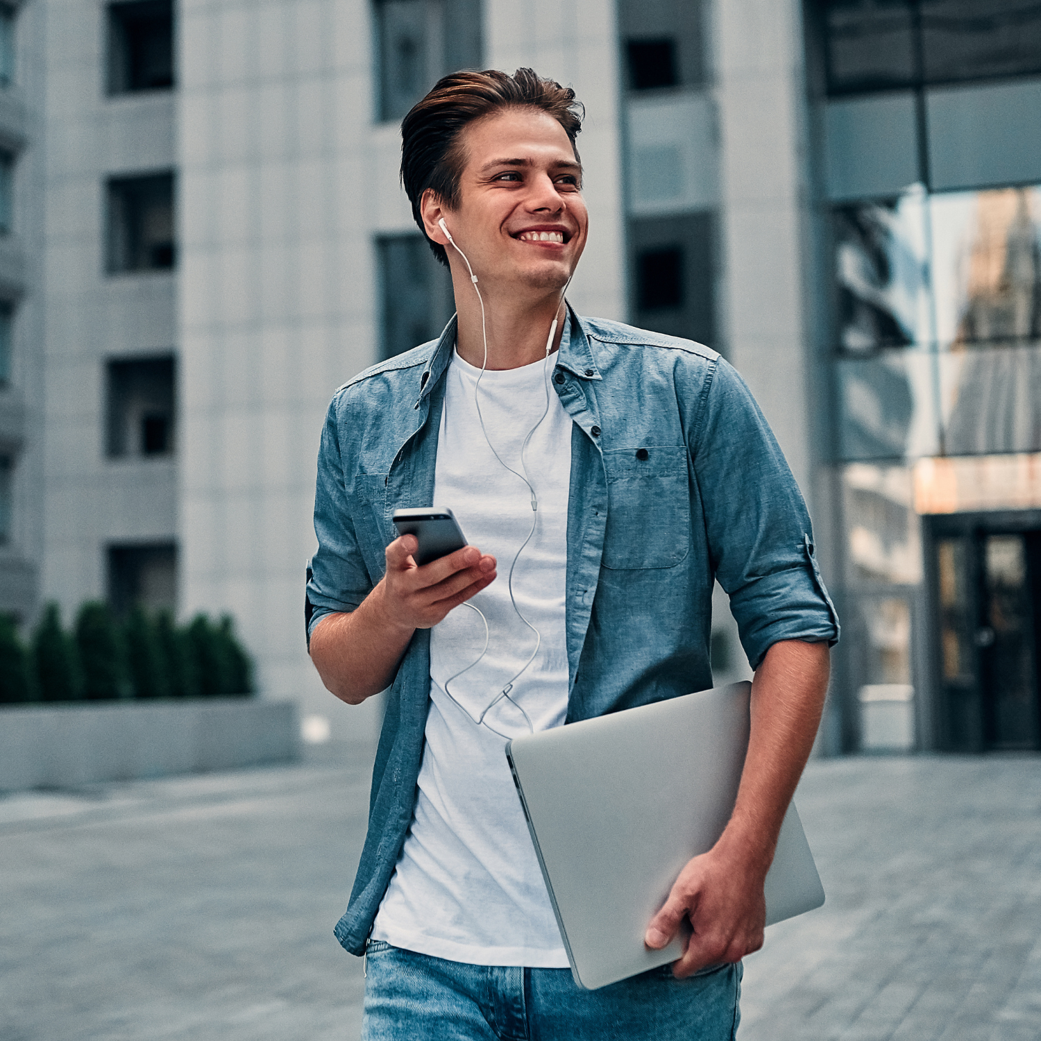 zdjęcie przedstawiające uśmiechniętego człowieka