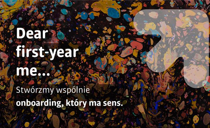 Grafika z abstrakcyjnym, kolorowym tłem przypominającym rozlane farby w różnych barwach. Po lewej stronie widnieje napis: „Dear first-year me…”. Poniżej znajduje się tekst w języku polskim: „Stwórzmy wspólnie onboarding, który ma sens.”. W prawym górnym rogu umieszczono półprzezroczysty symbol strzałki skierowanej w górę.